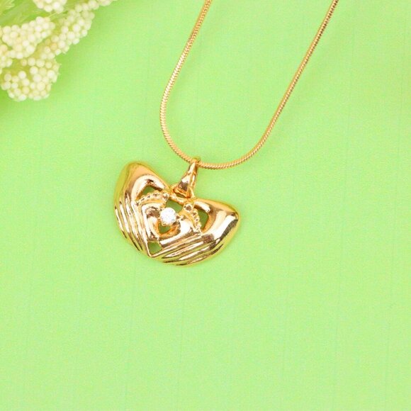 "Heart-Shaped Hand Embrace Pendant with Crystal, XPPT1584 - Picture 2 of 13